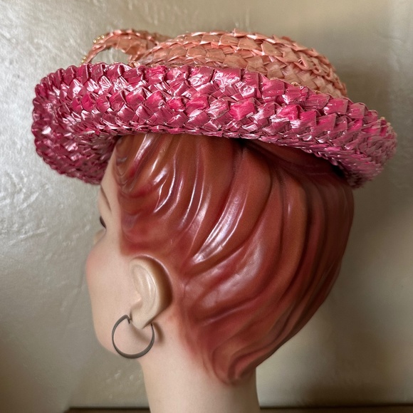 CHARMING 1960s' SALMON/PINK STRAW FEDORA WITH STRAW "FEATHER" & PEARLS - Picture 6 of 13